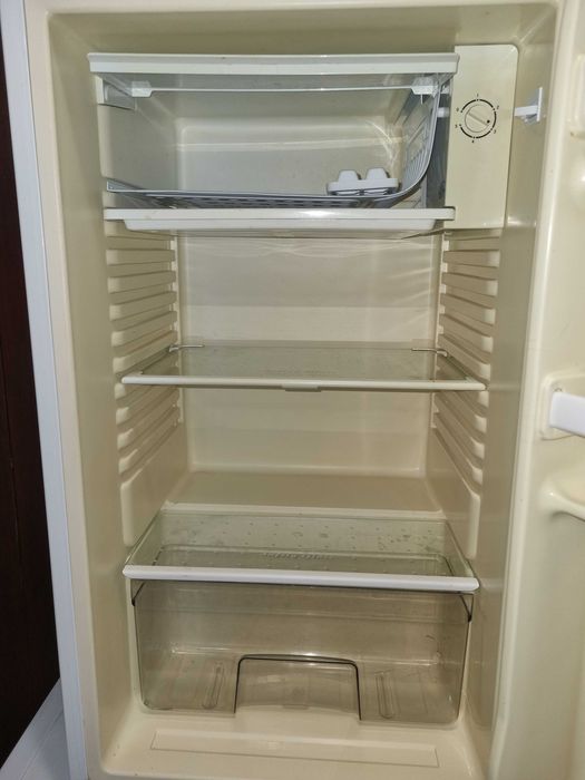 Малък хладилник Crown 90 л.