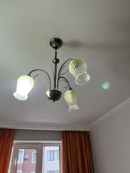 Люстра в хорошем состояние
