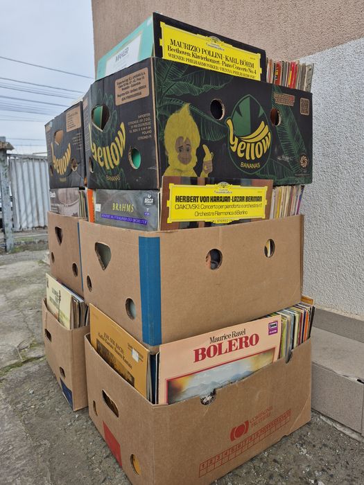 Vând lot 100 de discuri vinil cu muzică clasică mixtă pentru pick-up.