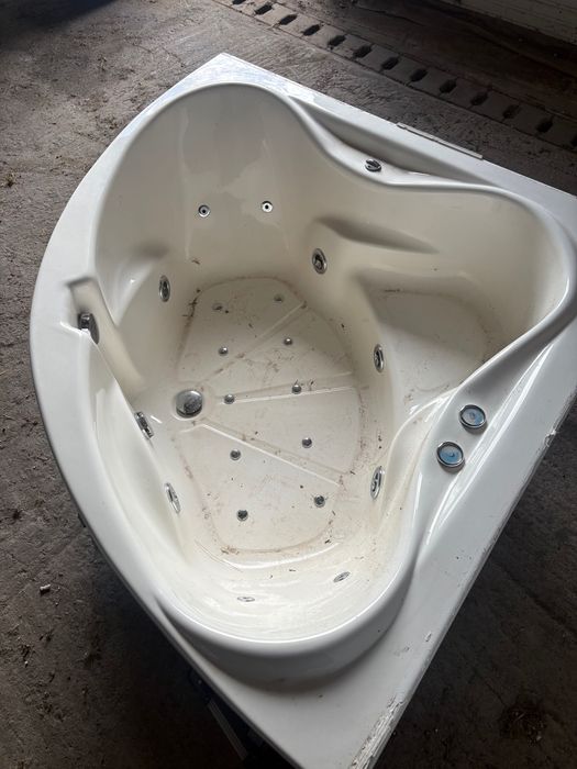 Cadă pentru colț cu funcție jacuzzi