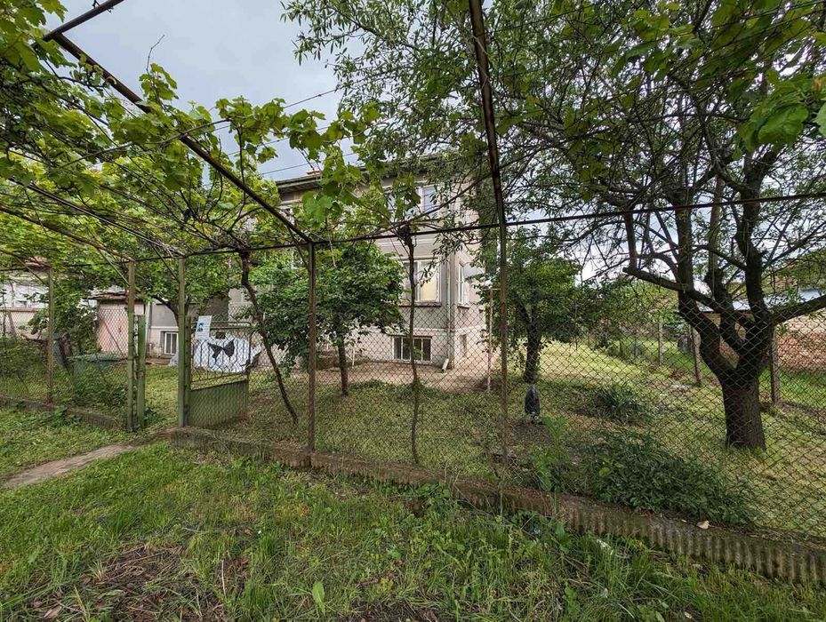 Самостоятелна къща с гараж и двор от собственици