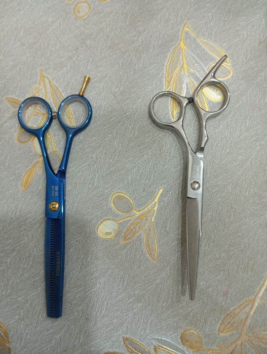 Продаются 2 парекмахерские ножницы .