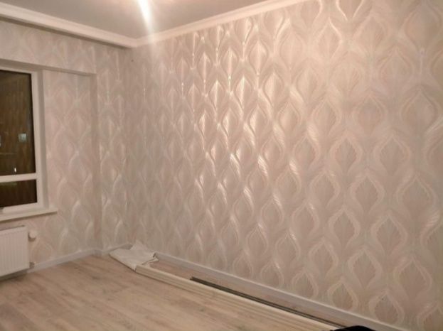 Поклейка обоев галтель плинтуса