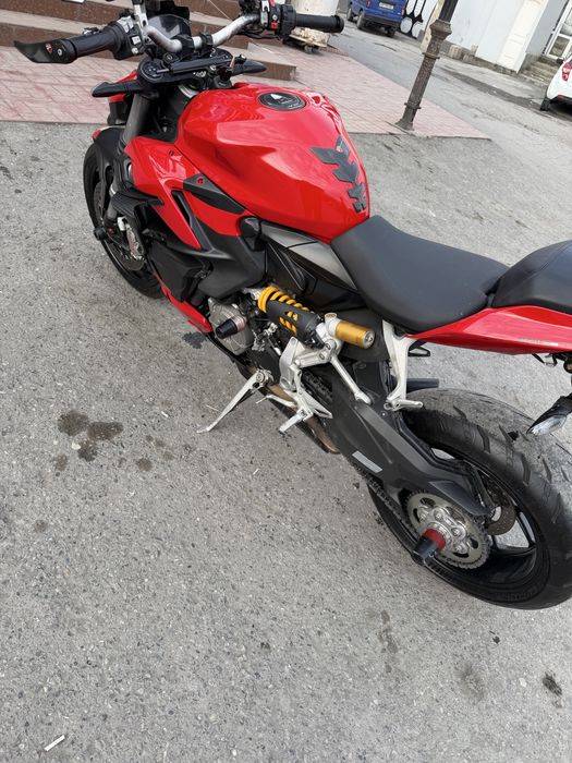 Ducati streetfighter v2