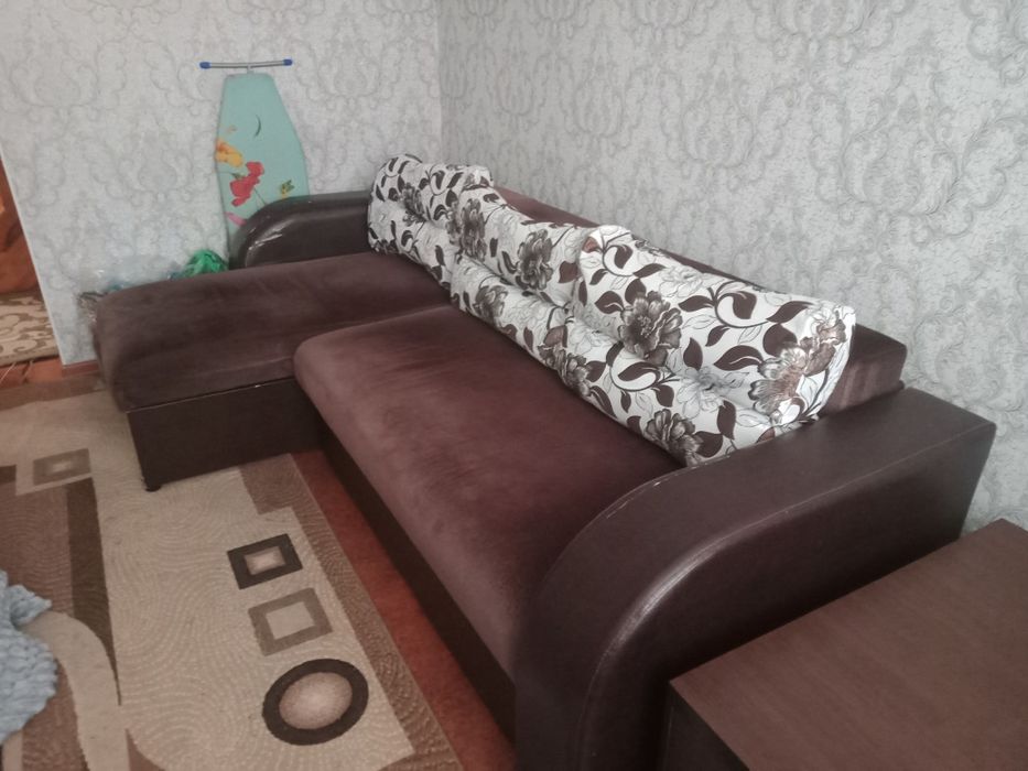 Продам диван в среднем состянии