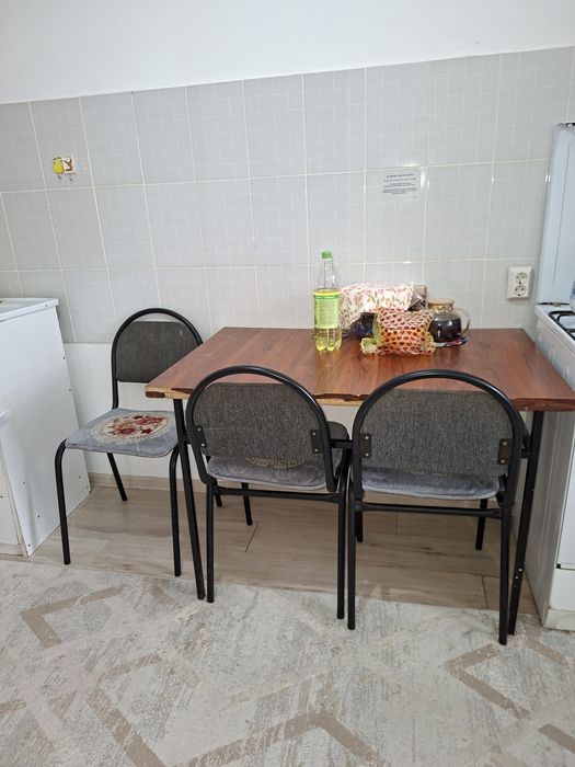 Кухонный стол с четырьми стульями.