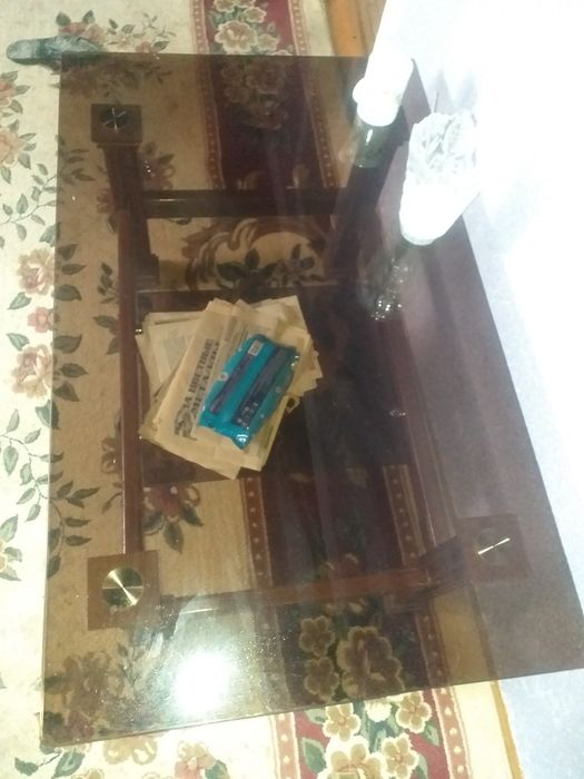 Продается стеклянный стол из качественно стекла кофейной тонировкой