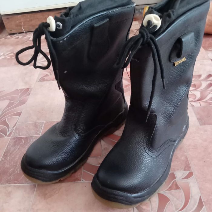 Продам зимний спец обувь