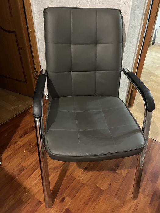 Стул офисный ,серого цвета