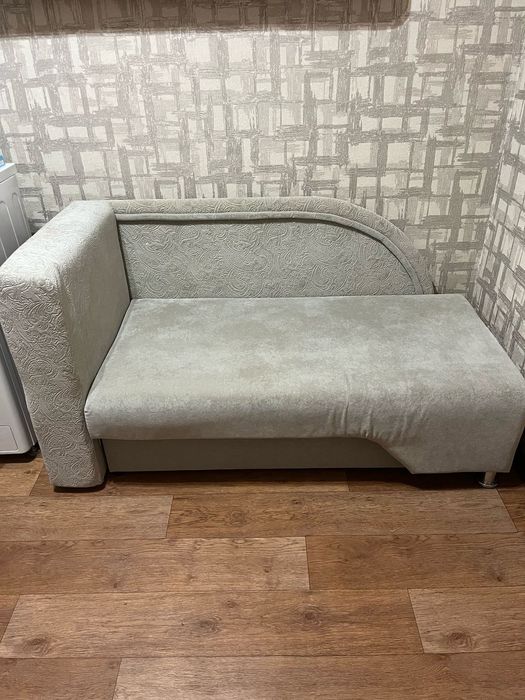 Диван софа с ящиком для постели, типа кресло кровать.