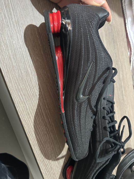 дамският модел маратонки Nike W Shox Z в разцветка „Black / University Red“
