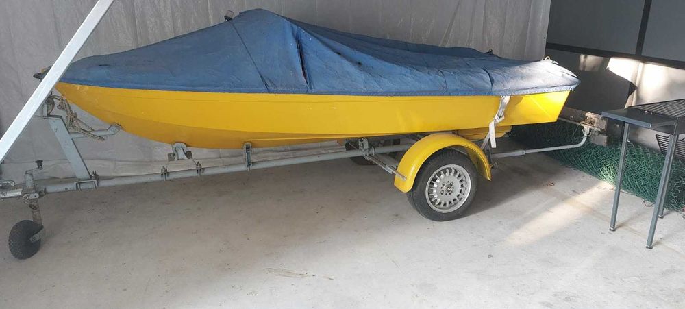 Vând  barca cu peridoc motor jonhson 35 cp.