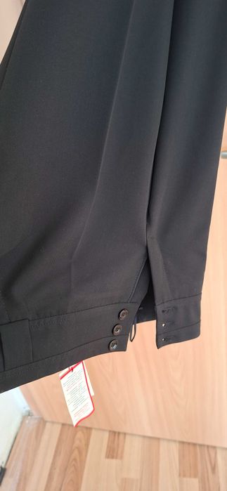 Pantaloni negri sau bej