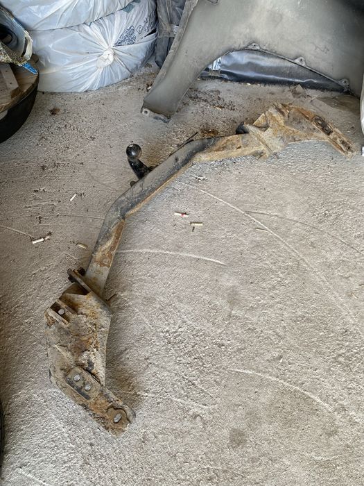 Фаркоп в отличном состаяний от лэнд крузер 200