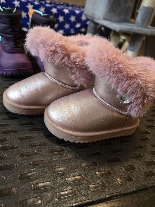 Ghetute tip ugg fetite, marime 22