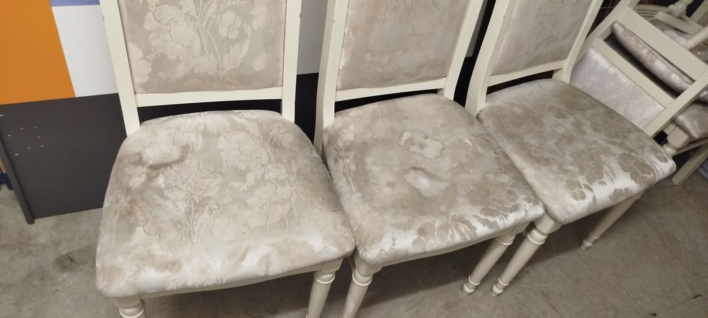 Cand scaune culoare alba