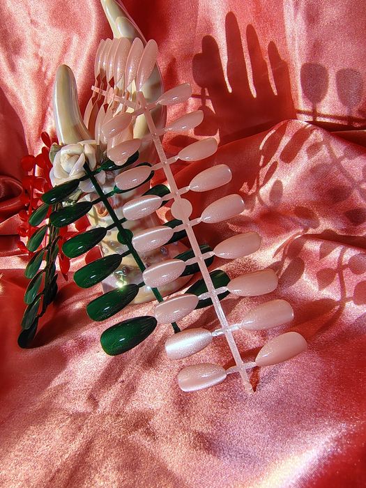 Unghii false cat eye și stickere pentru pipit unghiile