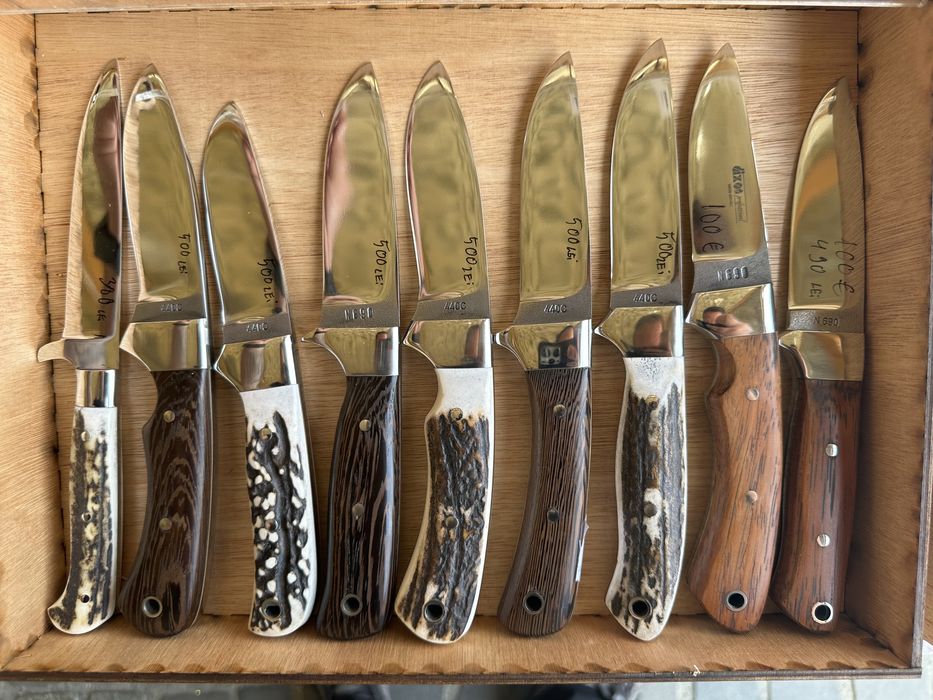 Cutite vanatoresc ,cutit camping ,corn de cerb , manere lemn