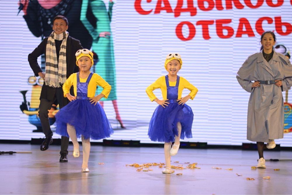 Продаю красивыеикостюмы миньоны для девочки  2 шт