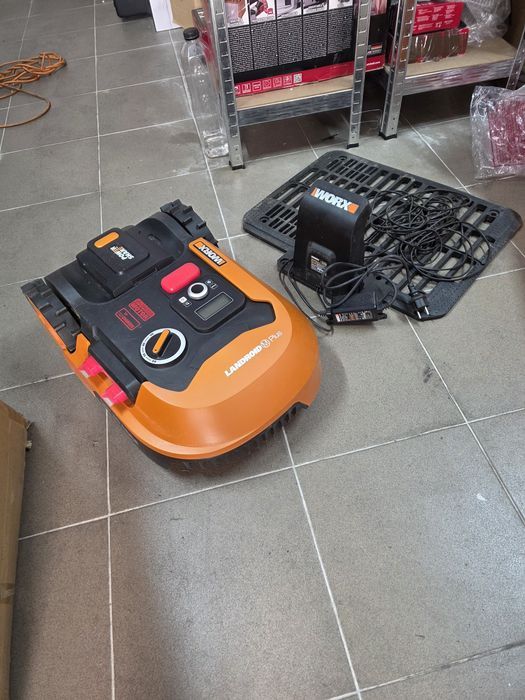 Robot de tuns iarba WORX Landroid PLUS WR165E pentru grădini de până la 500 m²