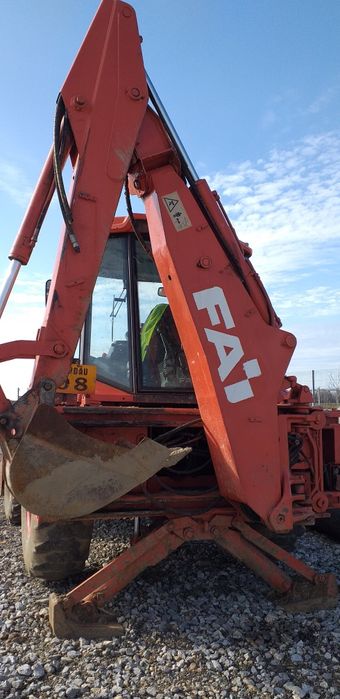 Vând buldoexcavator Fai Komatsu 898, 4x4