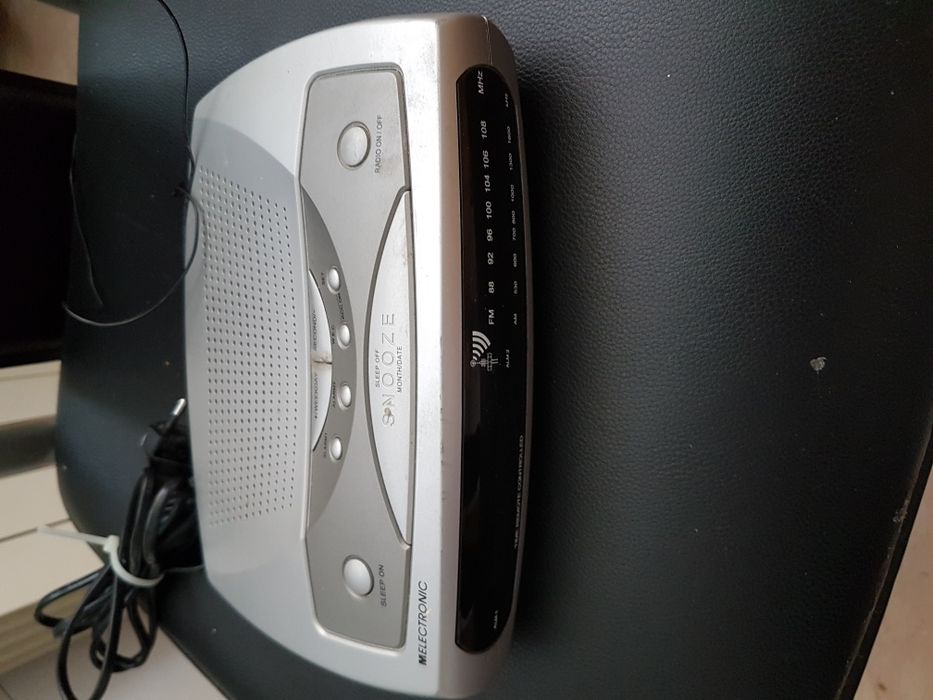 Радио с часовник