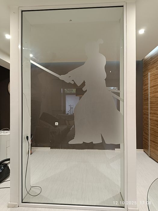 Стъклена витрина със рсмка