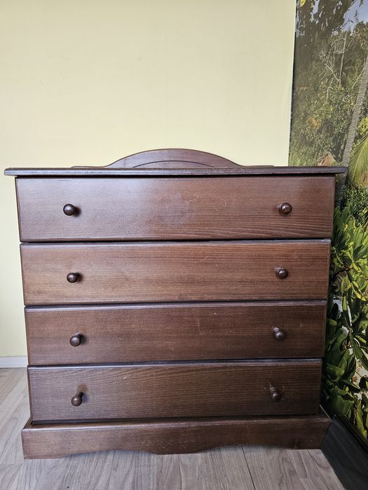 Дървен скрин за дрехи