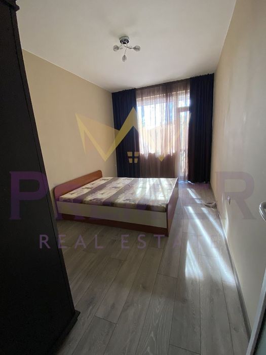 Тристаен апартамент,  Колхозен пазар