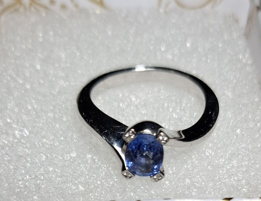 Inel aur alb  18 kt cu piatra sapphire