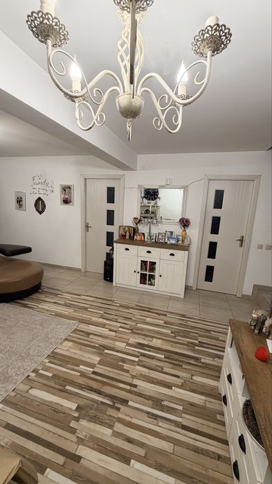 Casa etaj cu 3 dormitoare ,2 bai ,living ,2 dresing-uri PROPRIETAR .