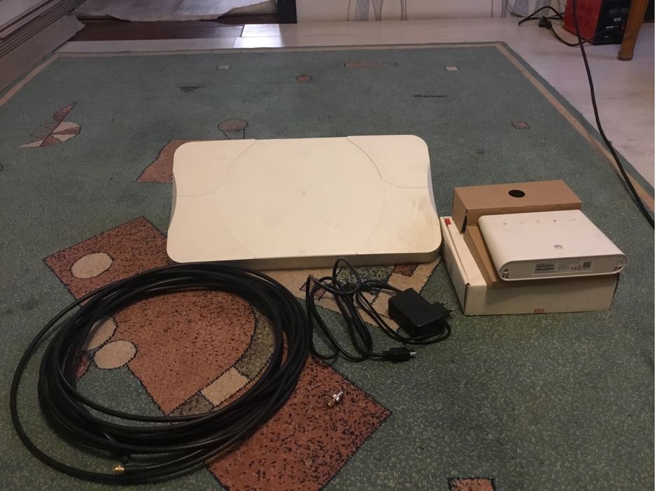 Панельная антенна AGATA-F MIMO 2x2 вместе с интернет роутером