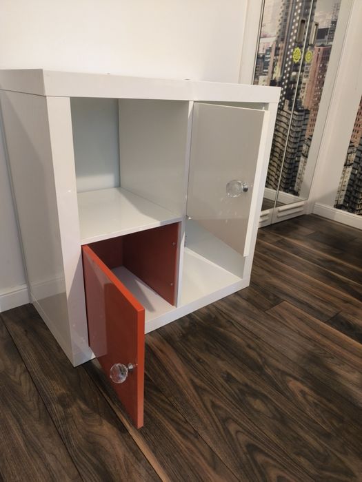Шкаф IKEA KALLAX 2×2 с вратички – много добро състояние