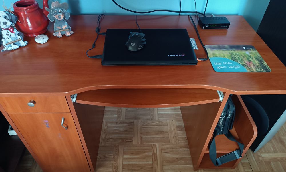 Продавам бюро с размери 120/60