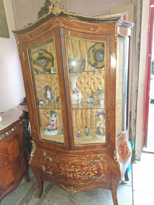 Барокова френска витрина