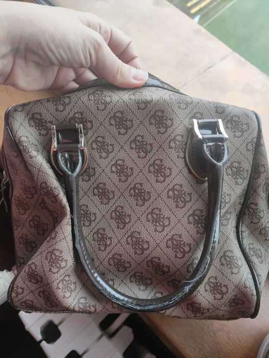 Vând geanta de dama Guess