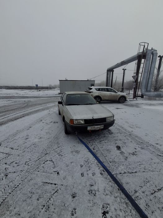 Автомобиль ауди 80