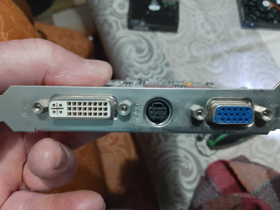 Placa video AGP Radeon 9550