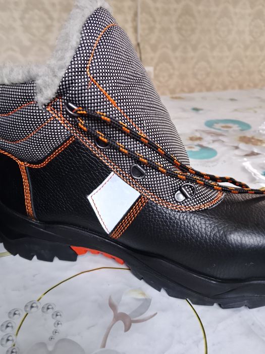 Продам зимний спец обувь