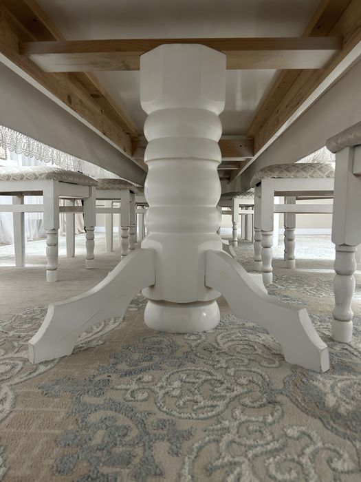 Стол сатылады. 24 орындығымен. Түсі ақ.