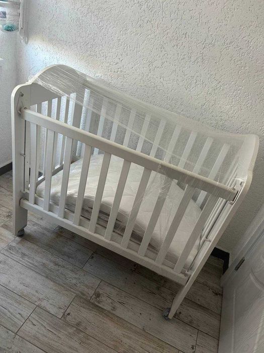 Дървена кошара в цвят бяло