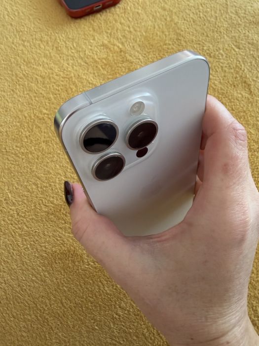 Iphone 15 pro с подарък кейсове нови