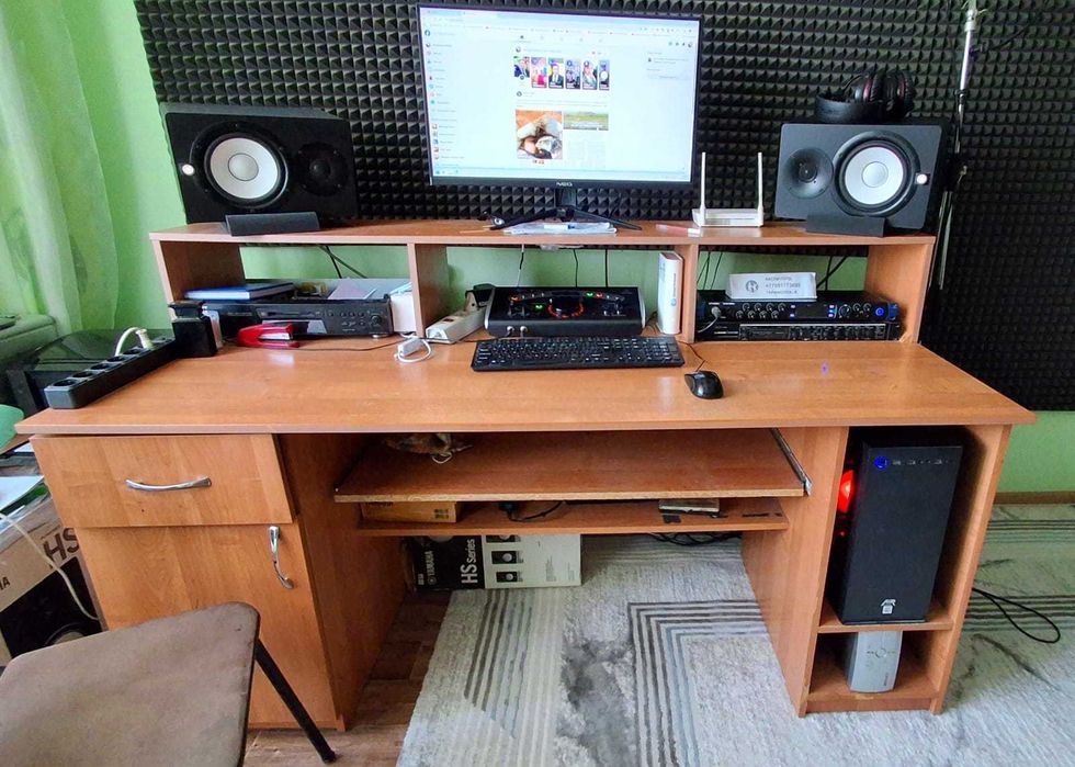 Стол для студия звукозаписи