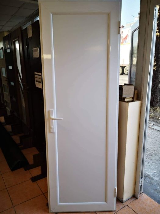 Врати за баня тоалетна влажни помещения алуминиеви.