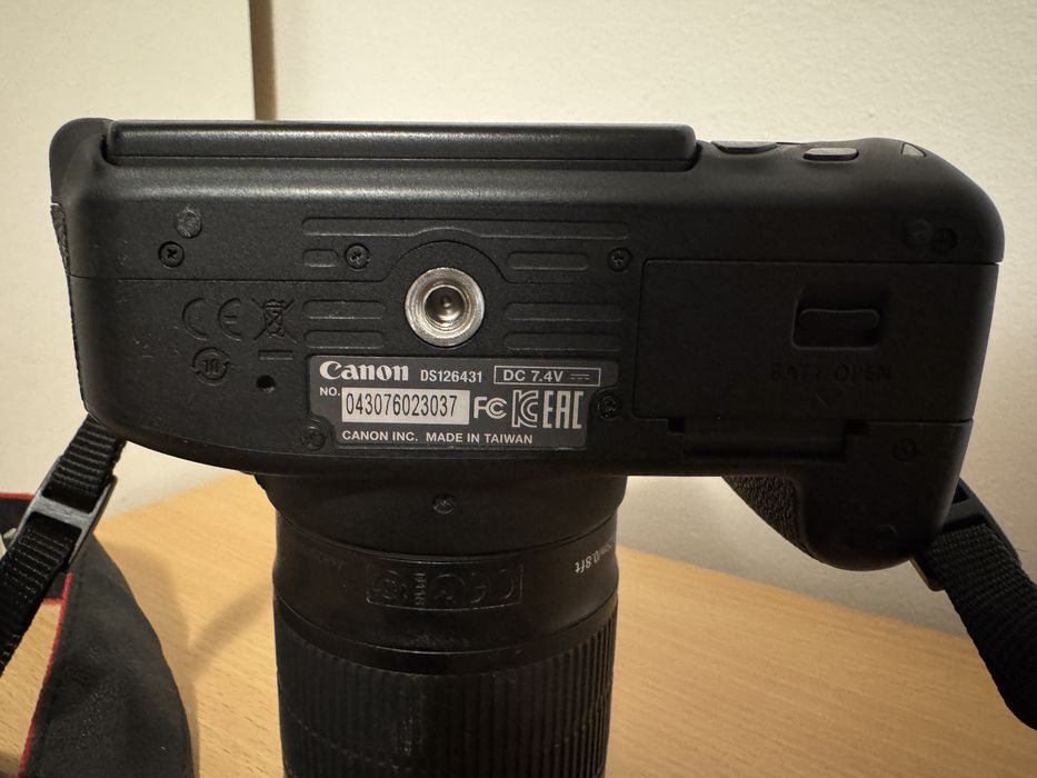 Canon EOS 700D + Obiectiv 18-55mm IS STM + Card 4GB + Baterie + Incarcator - Shutter 8533