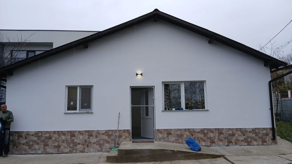 Case pe structura metalica și panouri sandwich