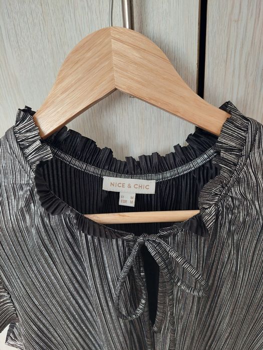 Bluză damă Nice & Chic plisată argintiu metalizat elegantă mărimea M