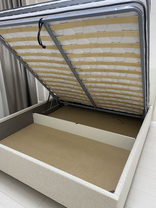 Кровать с матрасом