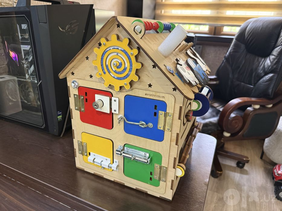 * развивающий бизидом от BusyToys для развития моторики ребенка