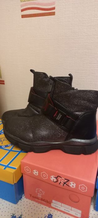 Продам для девочек демисезонные ботинки